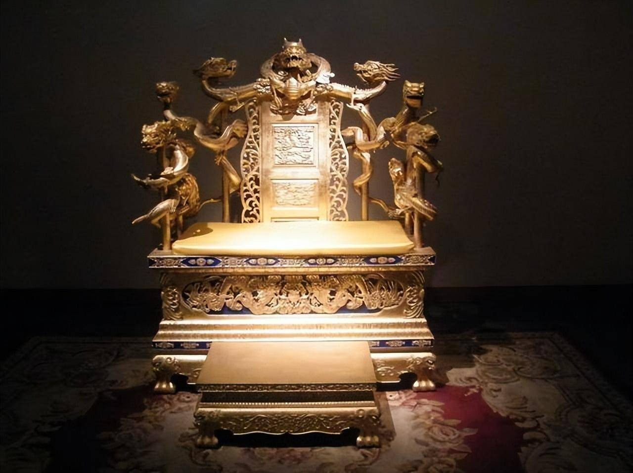 Chiếc ghế khó hiểu nhất trong Tử Cấm Thành, không ai dám ngồi lên, ngay cả các nhà khảo cổ học cũng không thể giải thích được- Ảnh 2.