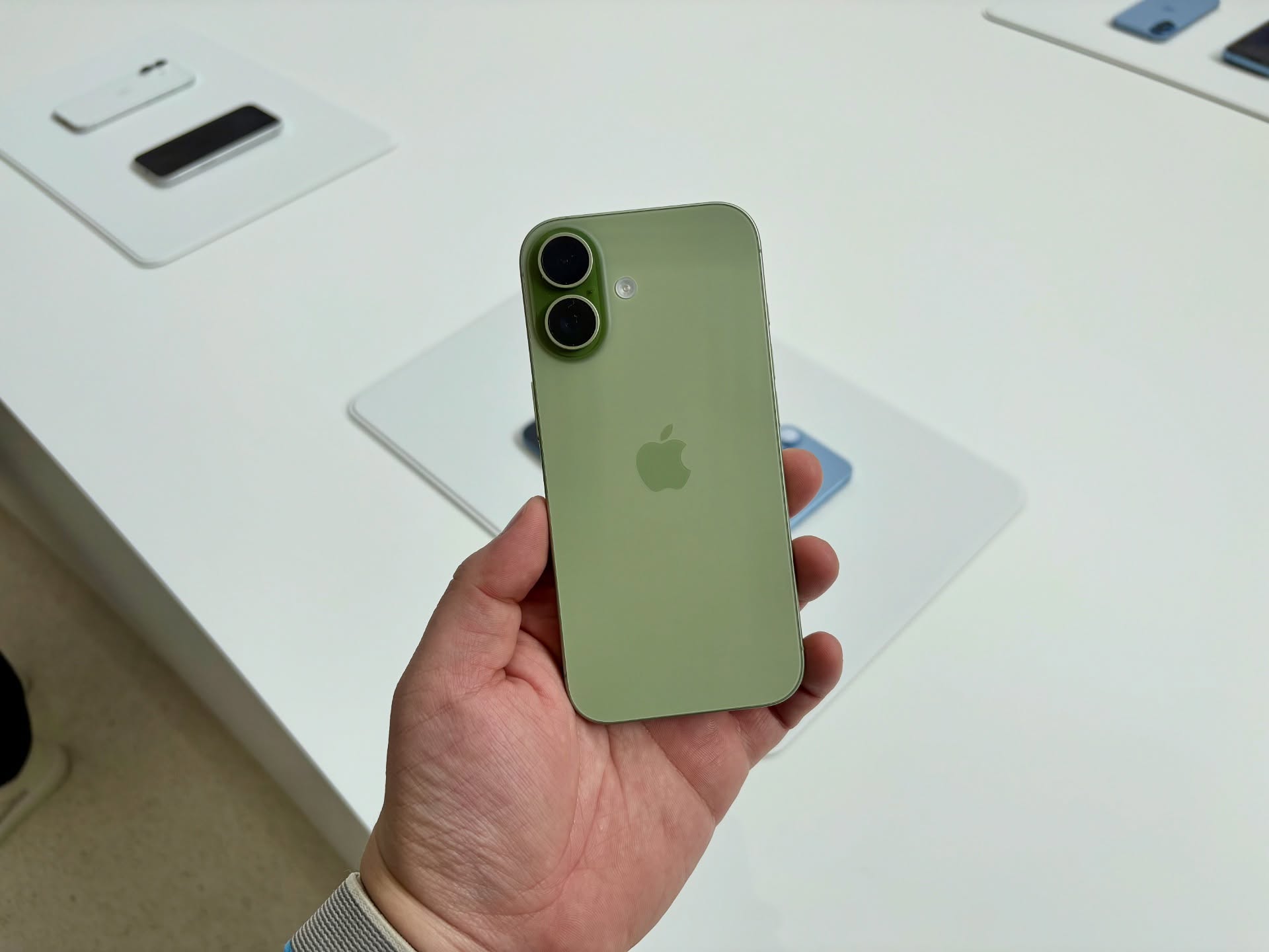 Mua iPhone 17 ở đâu rẻ nhất thế giới, ở đâu đắt nhất?- Ảnh 2. Mua iPhone 17 ở đâu rẻ nhất thế giới, ở đâu đắt nhất?- Ảnh 2.