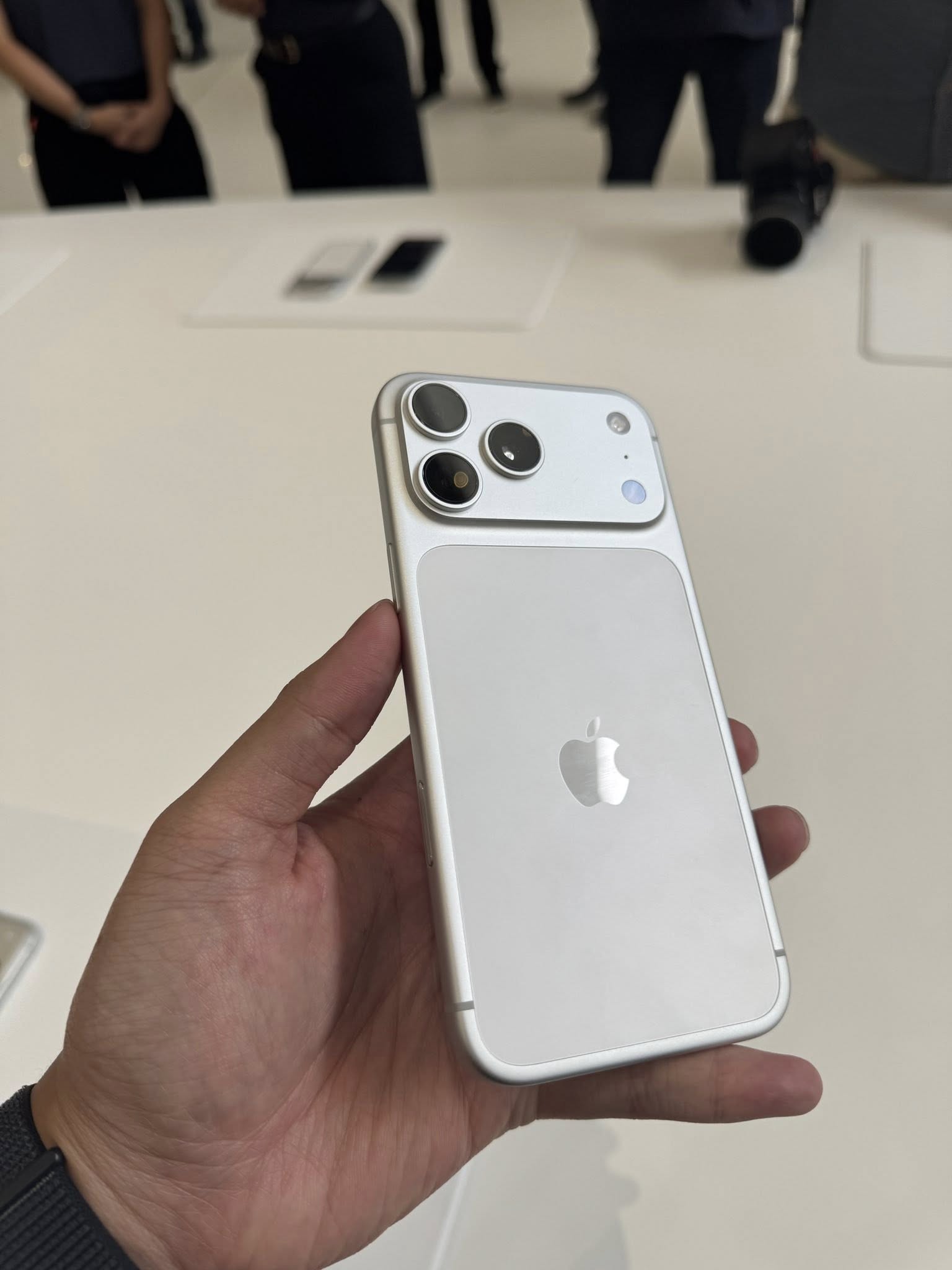 Mua iPhone 17 ở đâu rẻ nhất thế giới, ở đâu đắt nhất?- Ảnh 3. Mua iPhone 17 ở đâu rẻ nhất thế giới, ở đâu đắt nhất?- Ảnh 3.