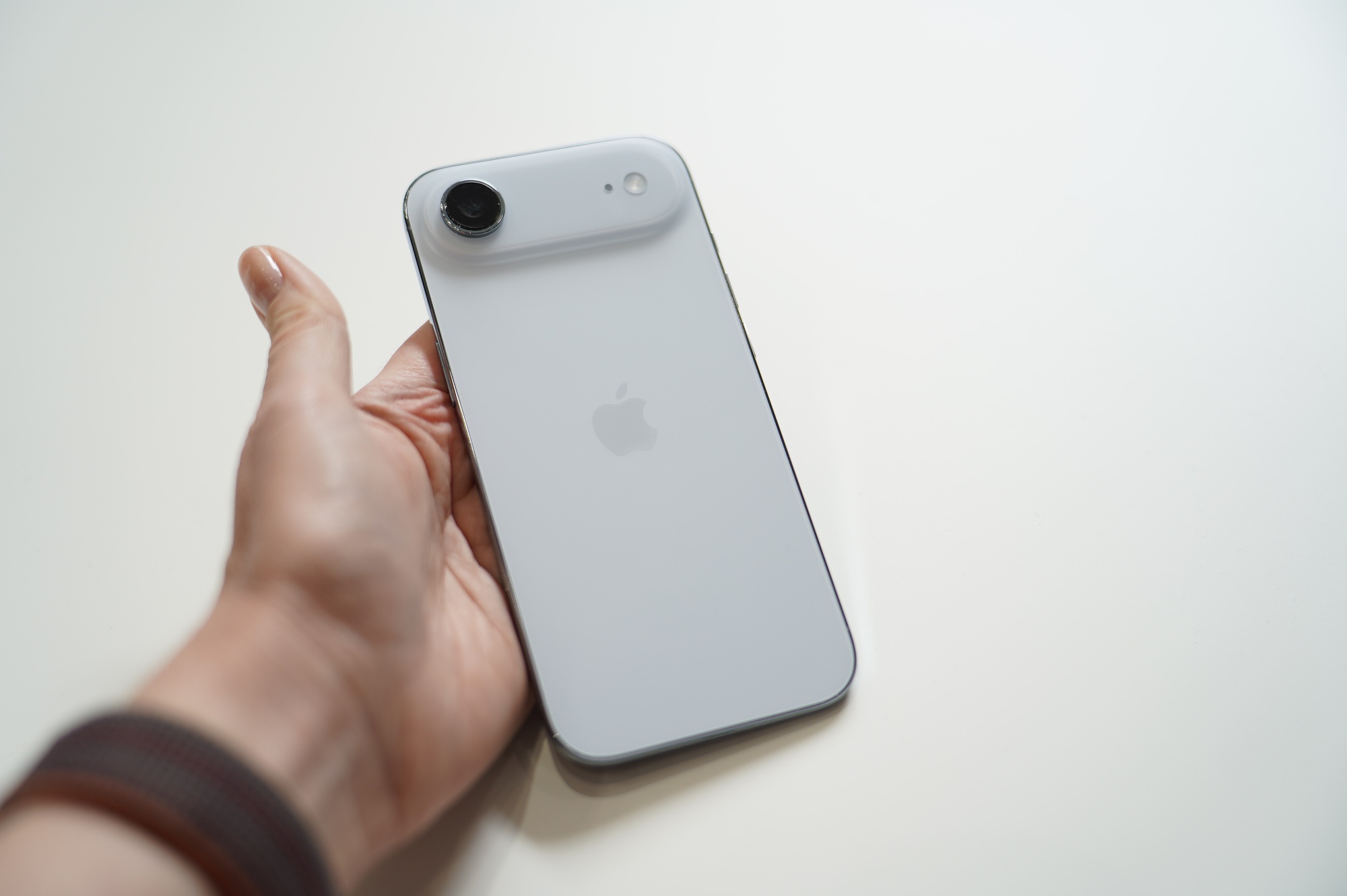 Hé lộ chi phí sửa iPhone Air: Thay màn hơn 8,6 triệu đồng, hỏng nặng sửa gần bằng giá máy- Ảnh 1.