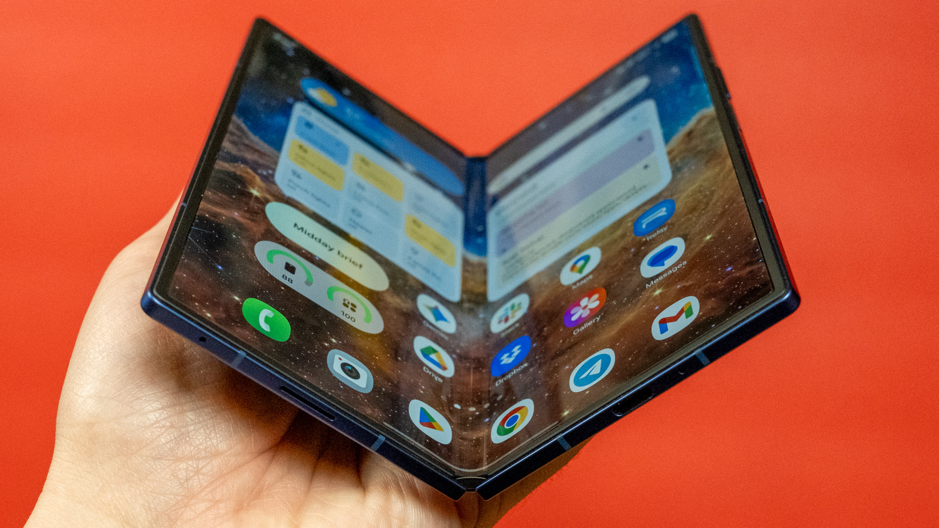 Đặt hai biểu tượng thiết kế của Samsung và Apple lên bàn cân: Hai hướng đi khác biệt, cùng khát vọng tiên phong- Ảnh 4. Đặt hai biểu tượng thiết kế của Samsung và Apple lên bàn cân: Hai hướng đi khác biệt, cùng khát vọng tiên phong- Ảnh 4.