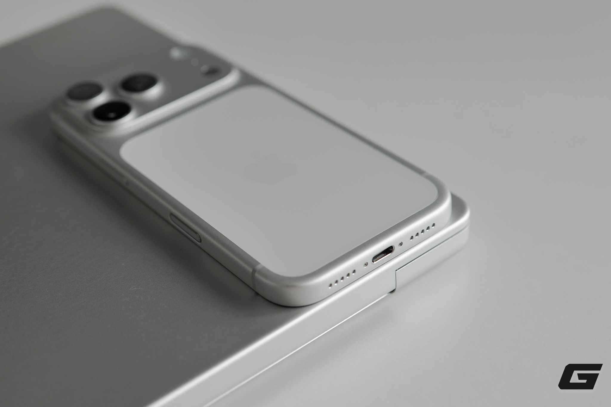 Mở Hộp Iphone 17 Pro Và Iphone 17 Pro Max Chính Hãng: Màu Cam Nổi Bật, Màu Bạc Tinh Tế, Chọn Màu Nào Bây Giờ?- Ảnh 28. Mở Hộp Iphone 17 Pro Và Iphone 17 Pro Max Chính Hãng: Màu Cam Nổi Bật, Màu Bạc Tinh Tế, Chọn Màu Nào Bây Giờ?- Ảnh 28.