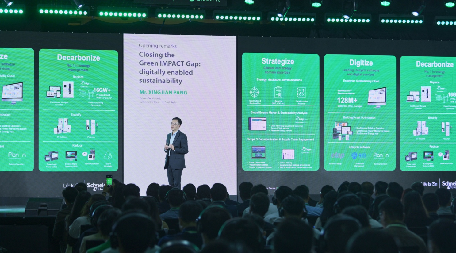 Thời AI bùng nổ, Schneider Electric trình diễn hạ tầng số bền vững tại Hà Nội- Ảnh 1. Thời AI bùng nổ, Schneider Electric trình diễn hạ tầng số bền vững tại Hà Nội- Ảnh 1.