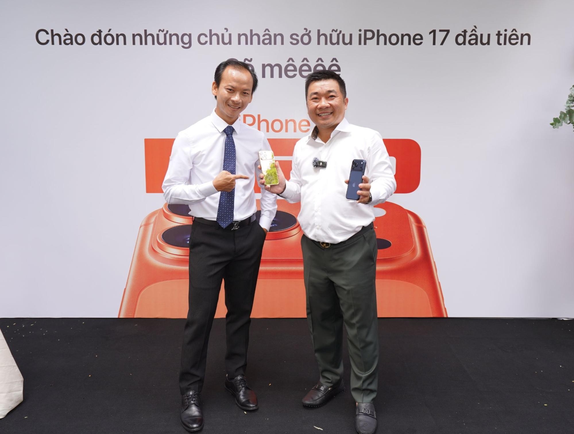 Iphone 17 Pro Max Và Iphone Air Vừa Mở Bán Đã Có Người Tuyên Bố Sẽ Chế Tác Vàng, Giá Có Thể Lên Tới 2 Tỷ Đồng- Ảnh 2. Iphone 17 Pro Max Và Iphone Air Vừa Mở Bán Đã Có Người Tuyên Bố Sẽ Chế Tác Vàng, Giá Có Thể Lên Tới 2 Tỷ Đồng- Ảnh 2.
