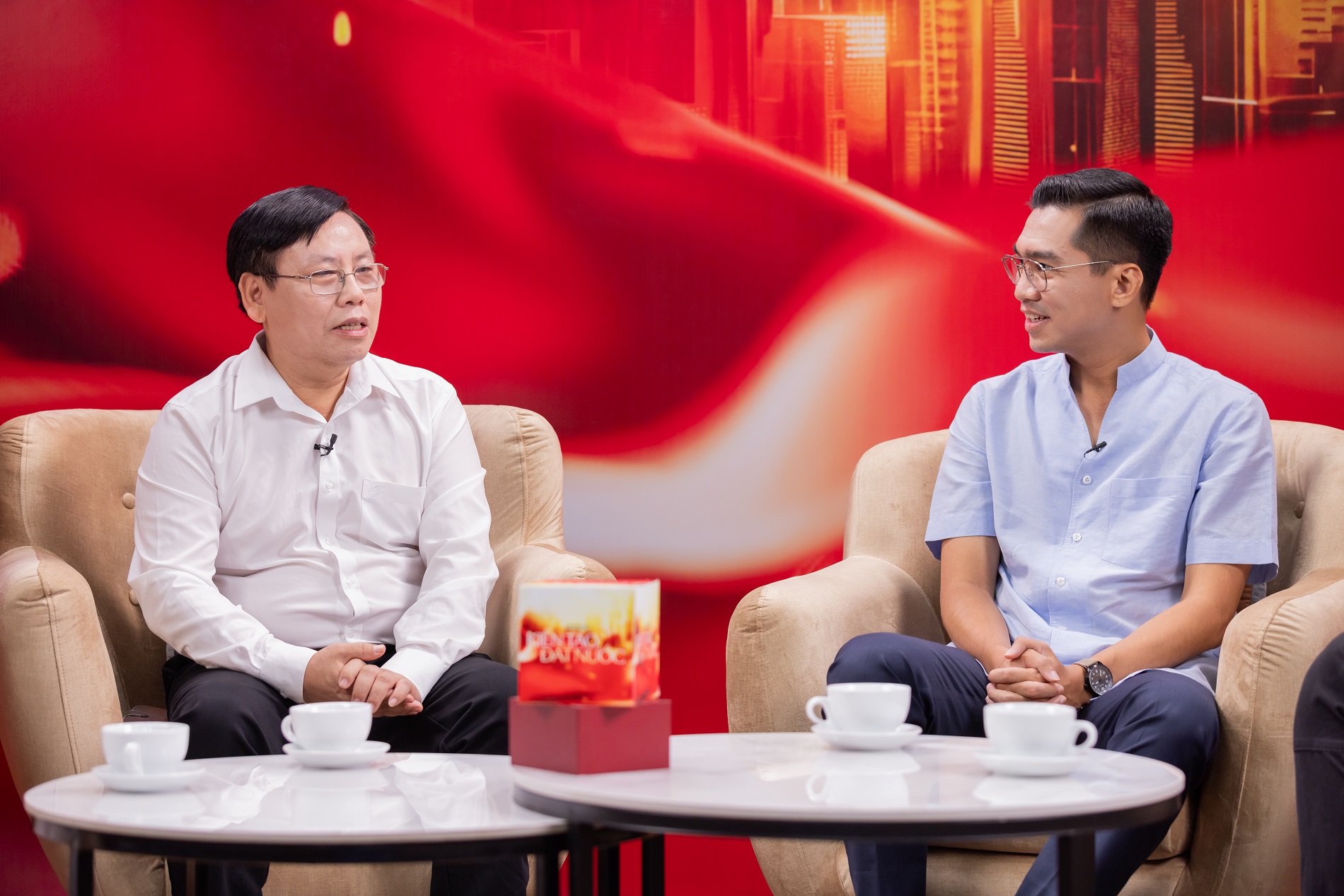 Để dạy được người cao tuổi trong nhà dùng điện thoại, người trẻ phải học được tính kiên nhẫn- Ảnh 1. Để dạy được người cao tuổi trong nhà dùng điện thoại, người trẻ phải học được tính kiên nhẫn- Ảnh 1.