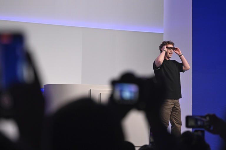 Mark Zuckerberg đổ lỗi do Wi-Fi khi ra mắt sản phẩm mới: Kỳ vọng màn ra mắt hoành tráng của Meta nhưng đổi lại là một thực tế phũ phàng- Ảnh 4. Mark Zuckerberg đổ lỗi do Wi-Fi khi ra mắt sản phẩm mới: Kỳ vọng màn ra mắt hoành tráng của Meta nhưng đổi lại là một thực tế phũ phàng- Ảnh 4.
