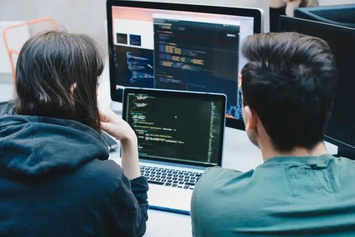 90% lập trình viên dùng AI: Nghề gõ code trước ngưỡng cửa thay đổi, cơ hội nào cho người mới vào ngành?- Ảnh 3.