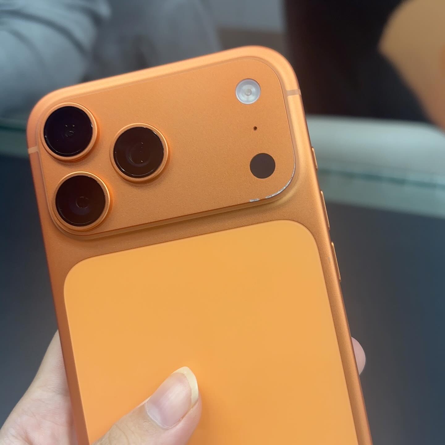 Soi dưới kính hiển vi, nguyên nhân iPhone 17 Pro dễ trầy xước đã bị phát hiện- Ảnh 1.
