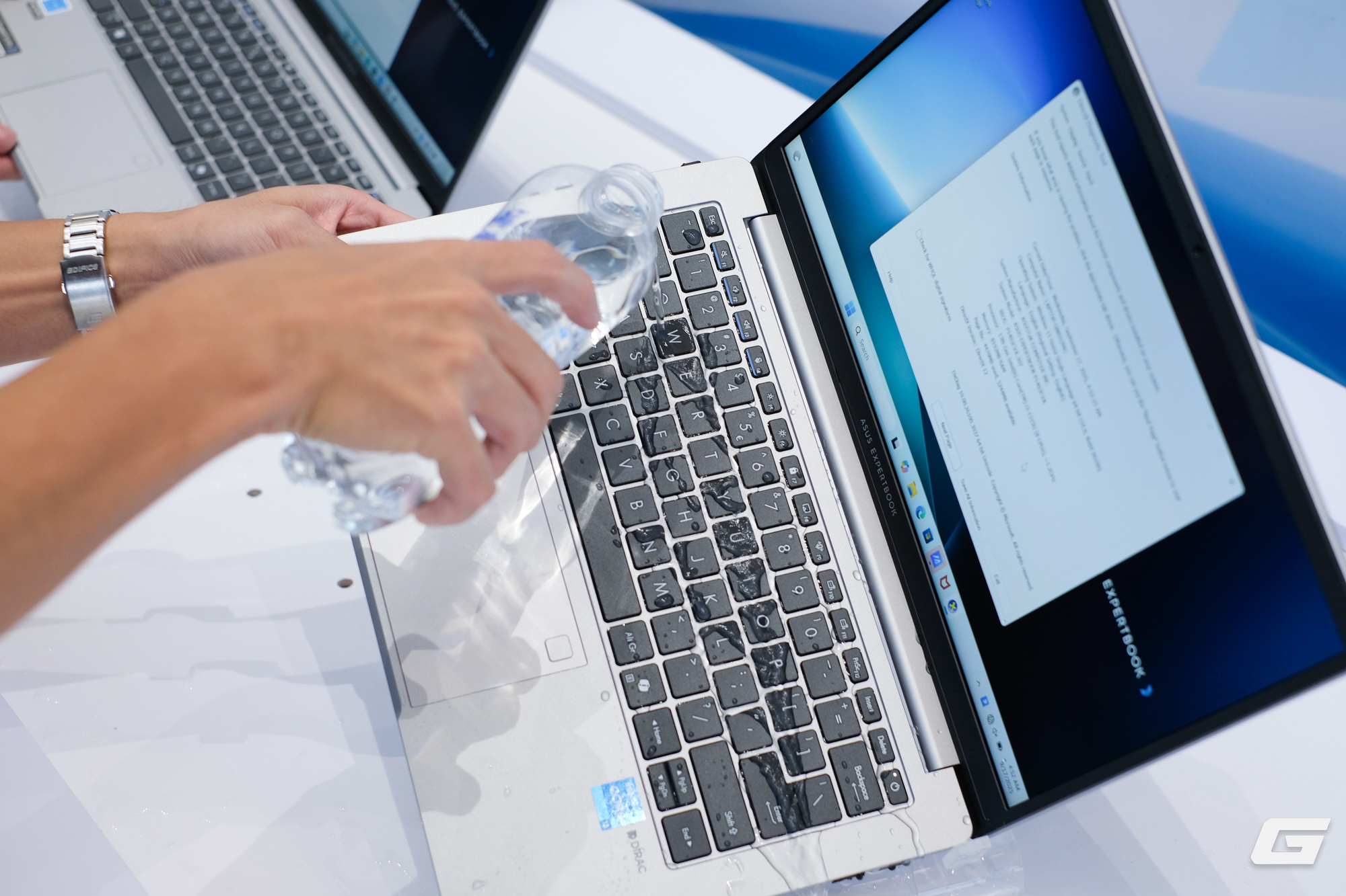 Tội gì mua laptop business cũ? Dòng máy này giá tương đương mà cũng bền bỉ chẳng kém, bảo hành tối thiểu 2 năm, và là máy mới 100%- Ảnh 3.