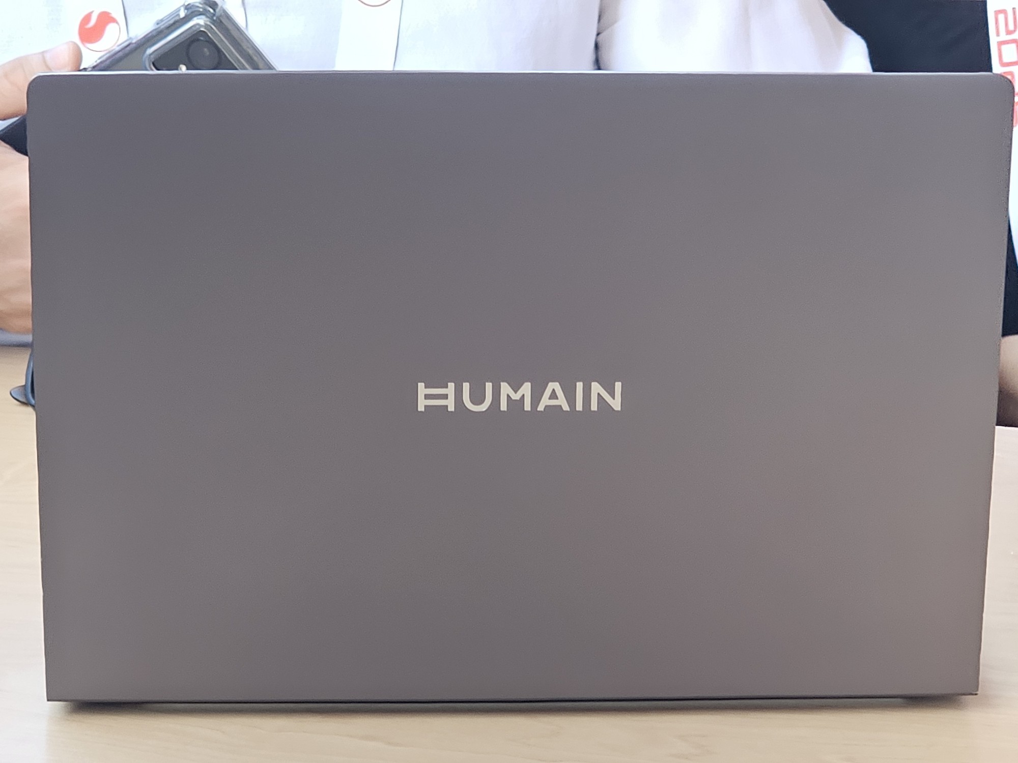Laptop mới chạy hoàn toàn bằng AI: Loại bỏ giao diện phần mềm thông thường, tốc độ "nhanh gấp 100 lần suy nghĩ con người"- Ảnh 1.