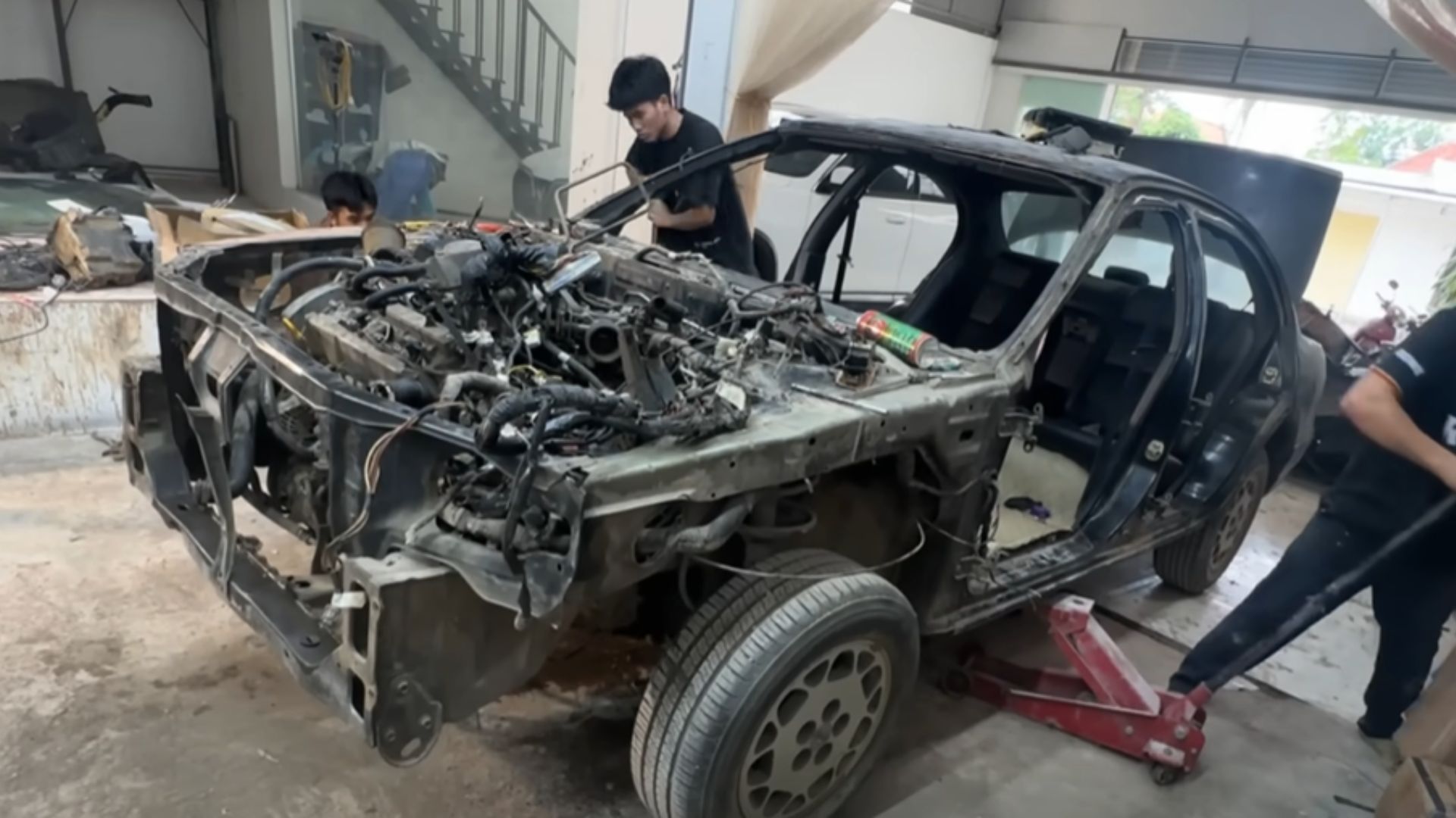 Biến chiếc Nissan cũ hỏng thành Lamborghini Revuelto, các thợ xe Việt Nam được thế giới ngả mũ khâm phục- Ảnh 2.