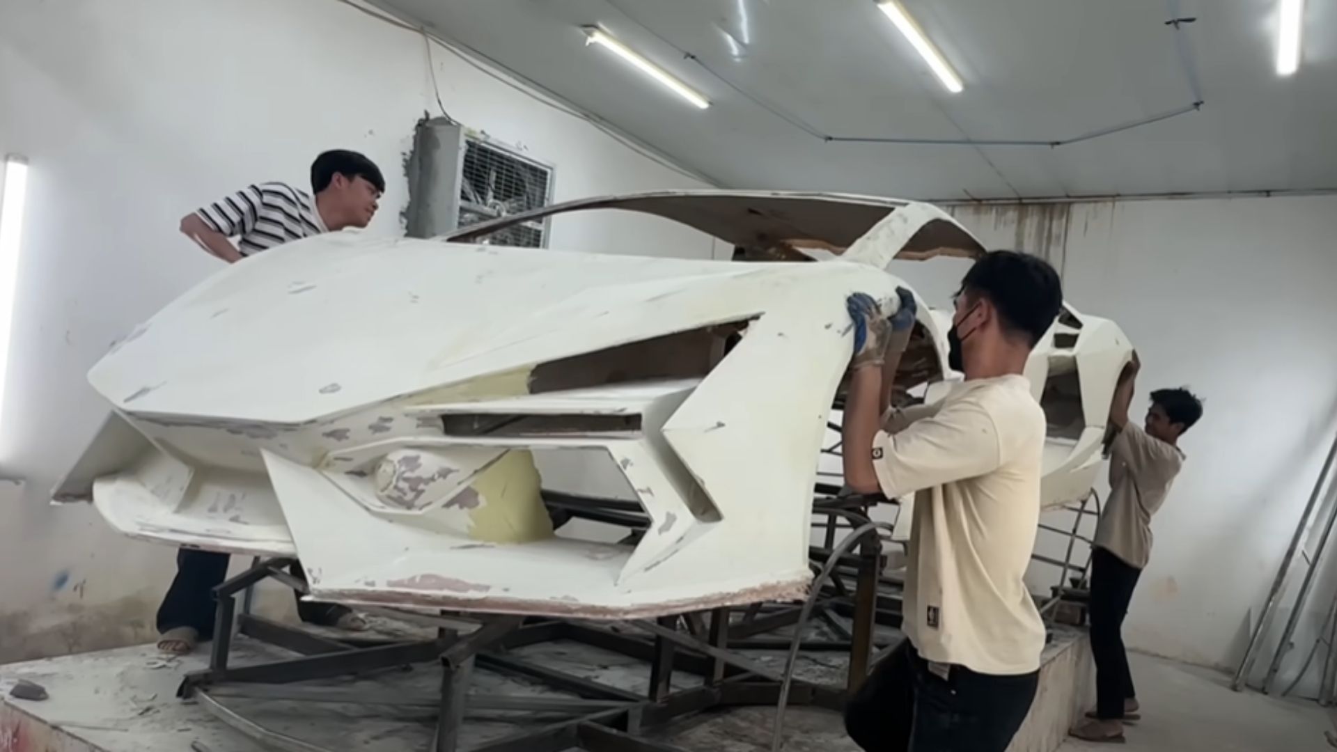Biến chiếc Nissan cũ hỏng thành Lamborghini Revuelto, các thợ xe Việt Nam được thế giới ngả mũ khâm phục- Ảnh 4.