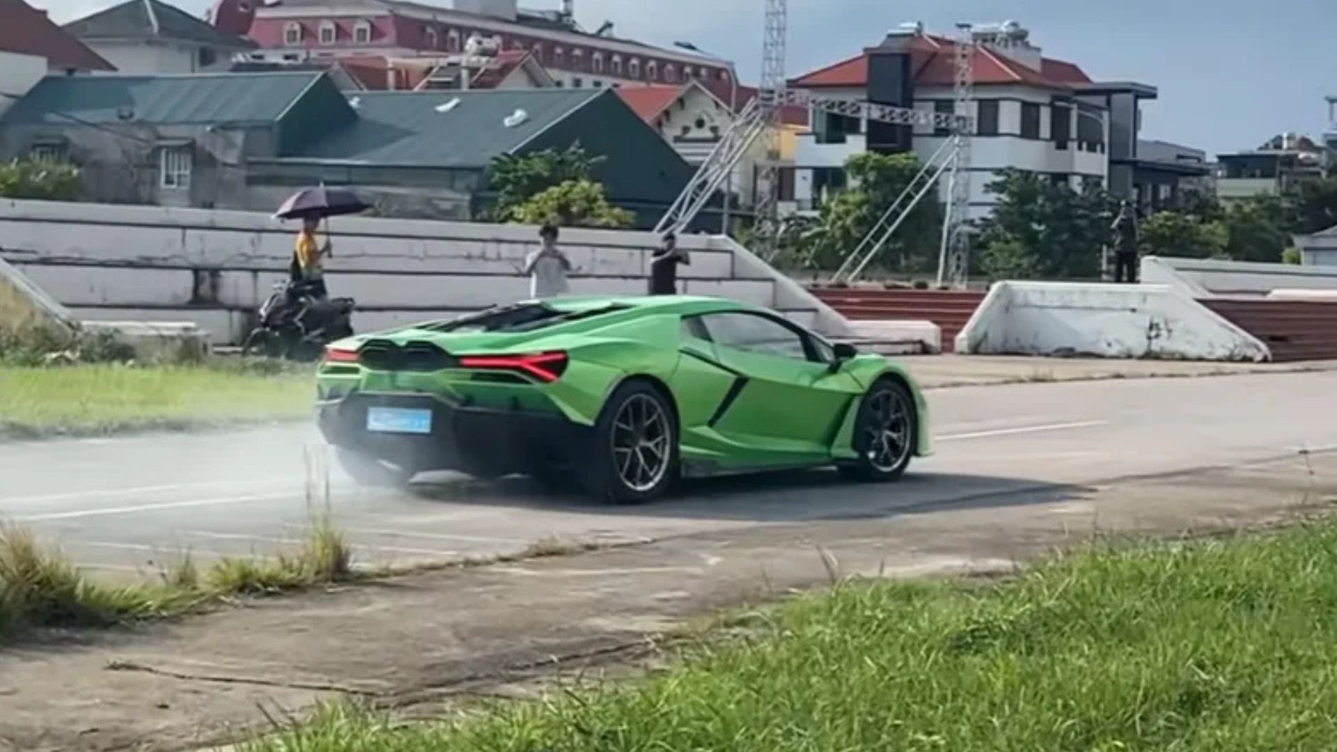 Biến chiếc Nissan cũ hỏng thành Lamborghini Revuelto, các thợ xe Việt Nam được thế giới ngả mũ khâm phục- Ảnh 6.