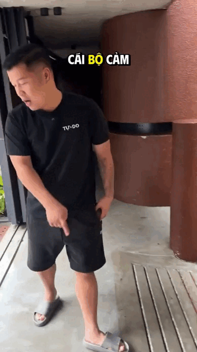 Viral nhất TikTok: Ngôi nhà "bất khả xâm phạm" giữa biển nước Hà Nội nhờ cửa chống ngập 200 triệu, chủ nhà là ông trùm chuỗi Nhậu Tự Do cực hot!- Ảnh 3. Viral nhất TikTok: Ngôi nhà "bất khả xâm phạm" giữa biển nước Hà Nội nhờ cửa chống ngập 200 triệu, chủ nhà là ông trùm chuỗi Nhậu Tự Do cực hot!- Ảnh 3.