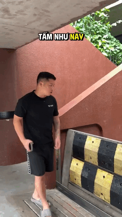 Viral nhất TikTok: Ngôi nhà "bất khả xâm phạm" giữa biển nước Hà Nội nhờ cửa chống ngập 200 triệu, chủ nhà là ông trùm chuỗi Nhậu Tự Do cực hot!- Ảnh 2. Viral nhất TikTok: Ngôi nhà "bất khả xâm phạm" giữa biển nước Hà Nội nhờ cửa chống ngập 200 triệu, chủ nhà là ông trùm chuỗi Nhậu Tự Do cực hot!- Ảnh 2.