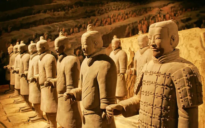 Bí ẩn đội quân đất nung trong lăng Tần Thủy Hoàng: Tại sao nhiều chiến binh nắm chặt tay không, vũ khí của họ đâu rồi?- Ảnh 2.