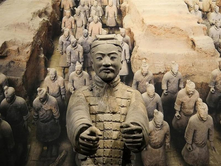 Bí ẩn đội quân đất nung trong lăng Tần Thủy Hoàng: Tại sao nhiều chiến binh nắm chặt tay không, vũ khí của họ đâu rồi?- Ảnh 3.
