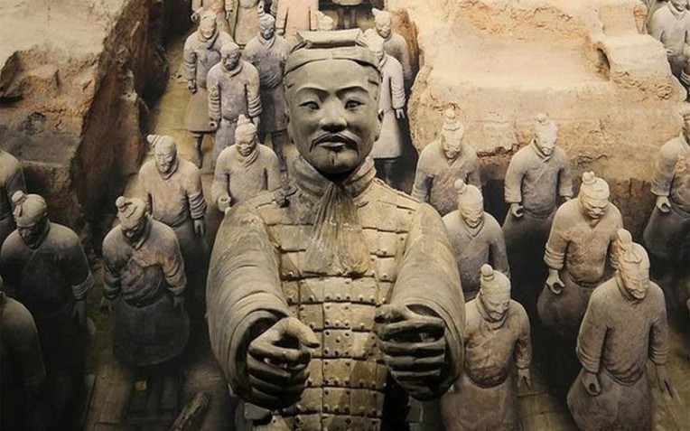 Bí ẩn đội quân đất nung trong lăng Tần Thủy Hoàng: Tại sao nhiều chiến binh nắm chặt tay không, vũ khí của họ đâu rồi?- Ảnh 1.