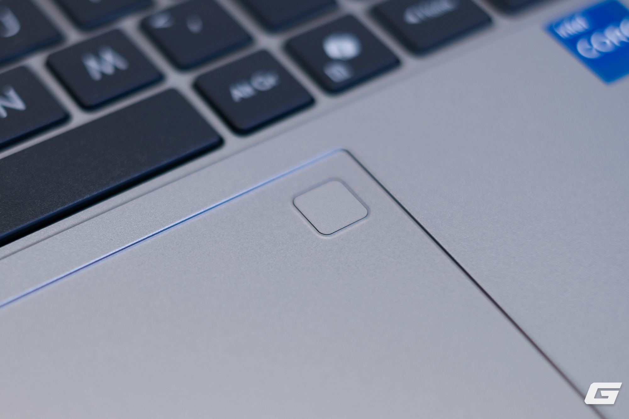 Đây là mẫu laptop doanh nghiệp “quốc dân” của ASUS: Giá mềm nhưng vẫn hỗ trợ AI, bền tới độ đổ nước, làm rơi hay dẫm lên cũng không hỏng- Ảnh 6.