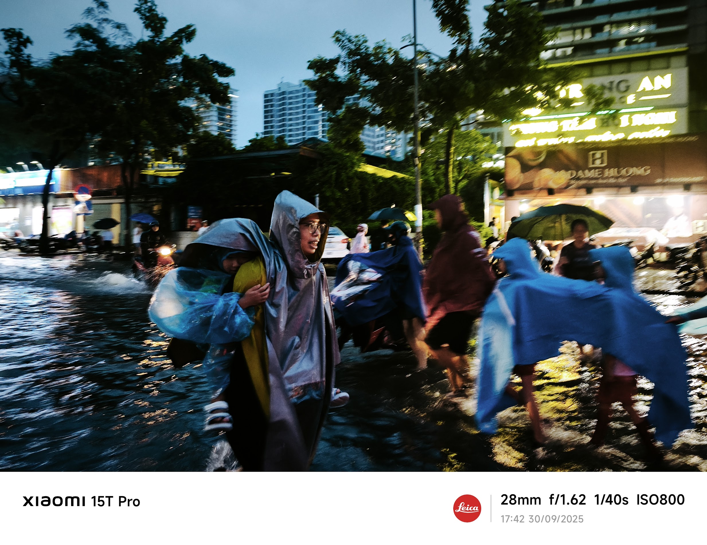 Xiaomi 15T Pro: Phố phường hóa sông, dòng người hóa những con thuyền nhỏ!- Ảnh 31.