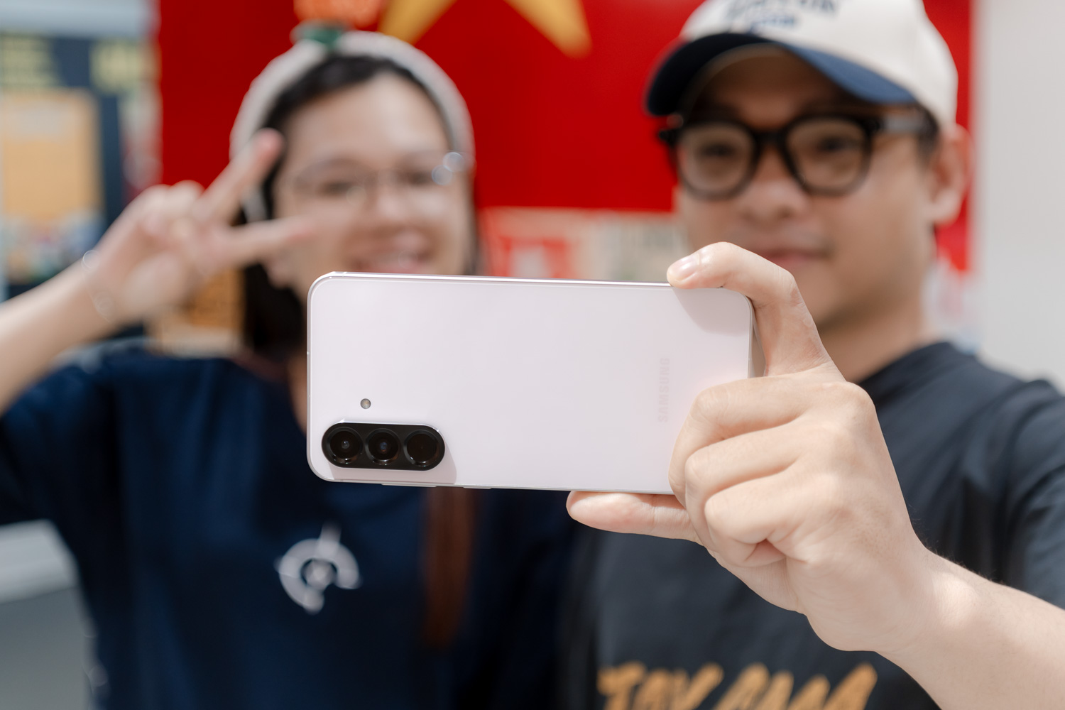 “Đồ dùng học tập” đúng chuẩn 2025: Không phải sách, vở, bút, thước mà là smartphone- Ảnh 1. “Đồ dùng học tập” đúng chuẩn 2025: Không phải sách, vở, bút, thước mà là smartphone- Ảnh 1.