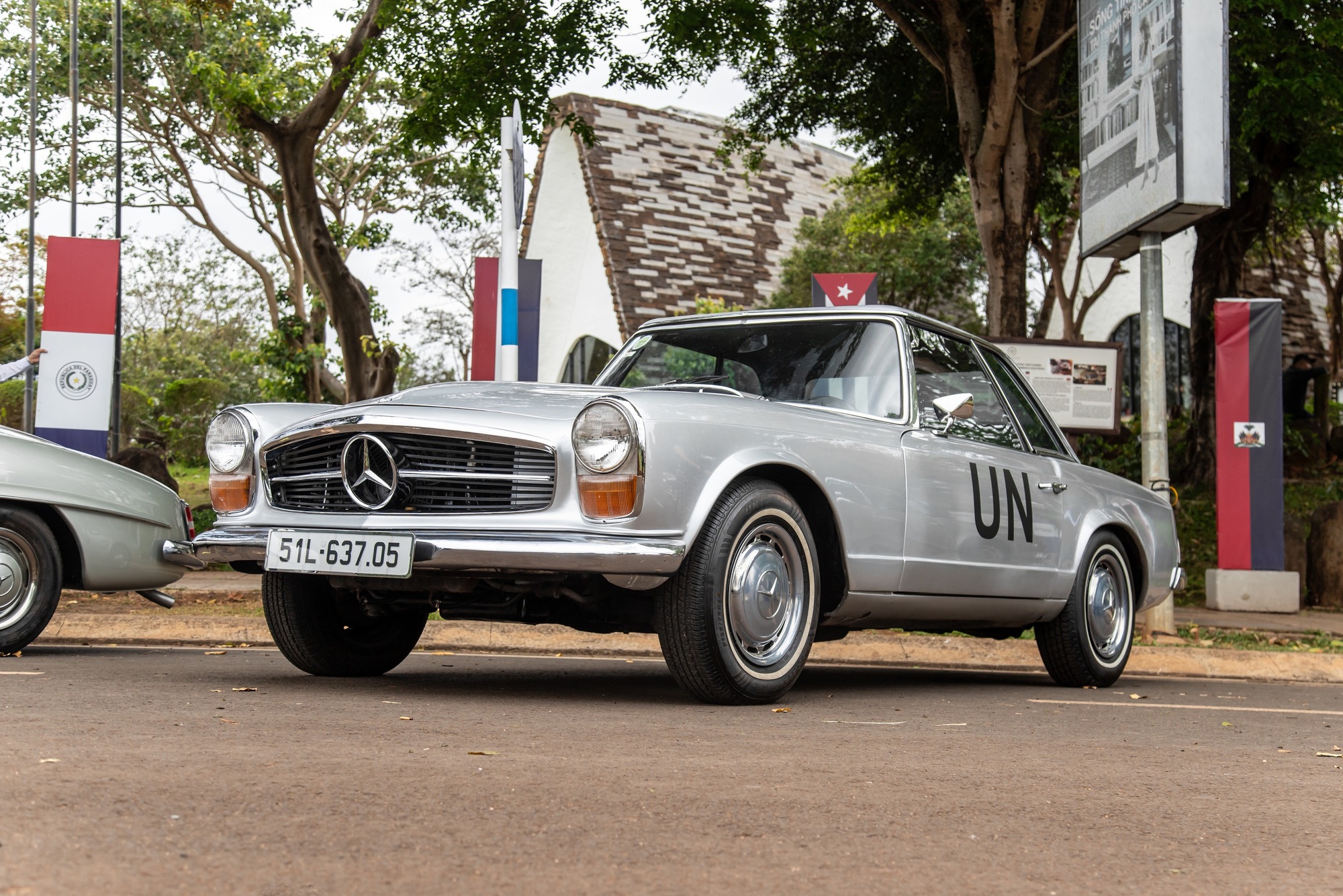 Mercedes-Benz 300 SL triệu đô bất ngờ xuất hiện tại Việt Nam, CĐM lập tức gọi tên một người xứng đáng làm chủ nhân siêu phẩm- Ảnh 6. Mercedes-Benz 300 SL triệu đô bất ngờ xuất hiện tại Việt Nam, CĐM lập tức gọi tên một người xứng đáng làm chủ nhân siêu phẩm- Ảnh 6.