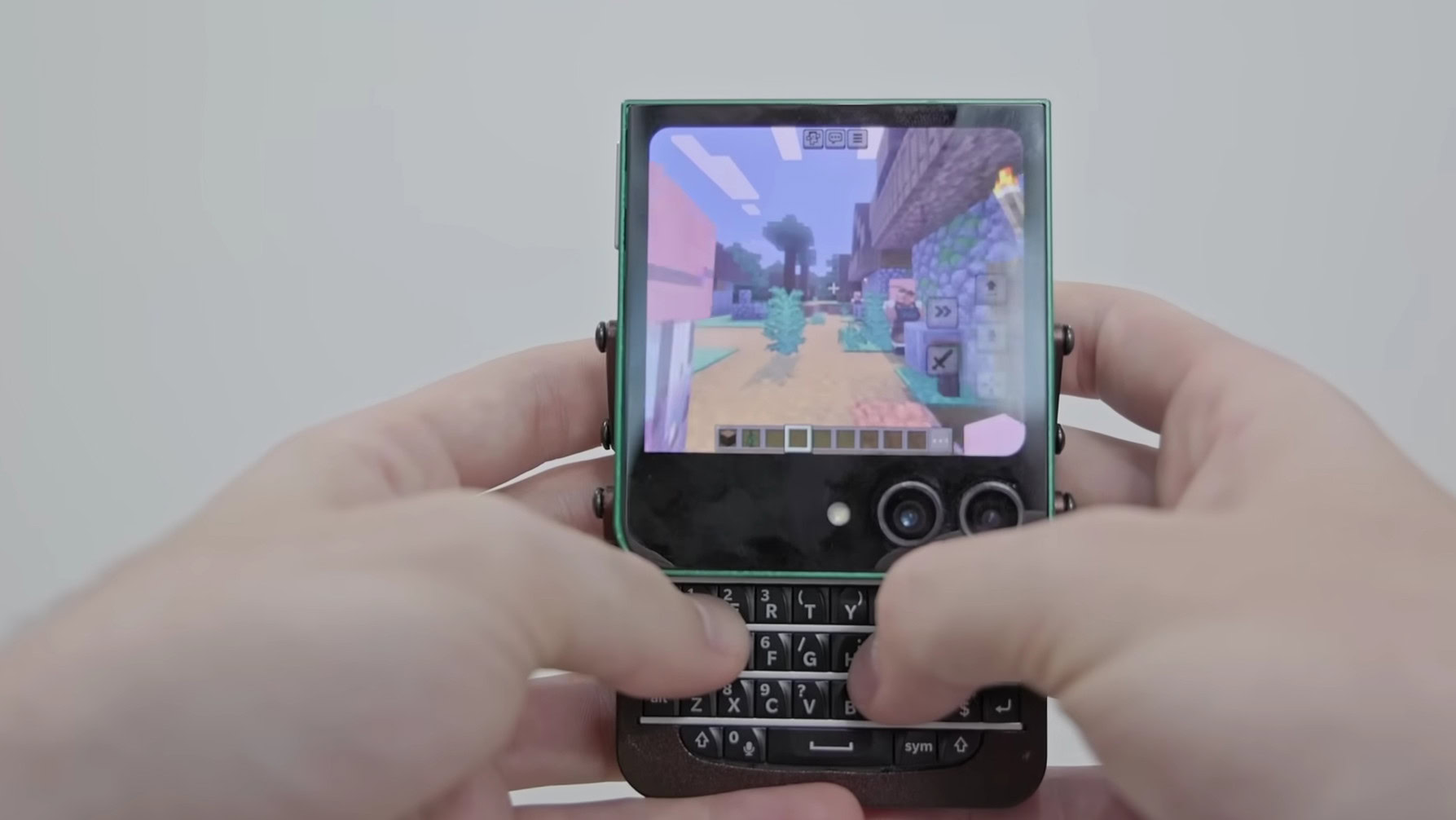 Galaxy Z Flip5 hỏng màn gập được hồi sinh thành BlackBerry phím trượt- Ảnh 1. Galaxy Z Flip5 hỏng màn gập được hồi sinh thành BlackBerry phím trượt- Ảnh 1.