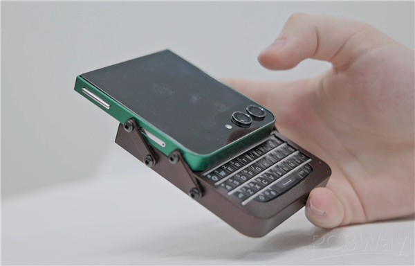 Galaxy Z Flip5 hỏng màn gập được hồi sinh thành BlackBerry phím trượt- Ảnh 2. Galaxy Z Flip5 hỏng màn gập được hồi sinh thành BlackBerry phím trượt- Ảnh 2.