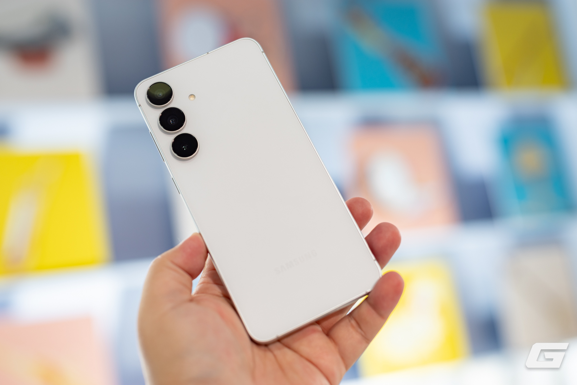 Cận cảnh Galaxy S25 FE: Hiệu năng ổn áp, trải nghiệm AI thú vị, pin "trâu", giá hấp dẫn- Ảnh 2. Cận cảnh Galaxy S25 FE: Hiệu năng ổn áp, trải nghiệm AI thú vị, pin "trâu", giá hấp dẫn- Ảnh 2.