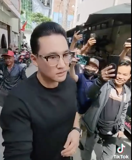 Bị TikToker chĩa máy vào mặt quay phim, kiện được không?- Ảnh 1.