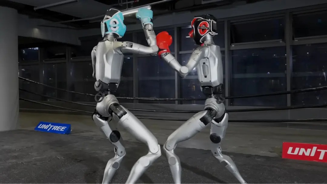 T&aacute;i hiện bộ phim Real Steel tại CES: hai robot "&ocirc;-sin" &hellip; đ&aacute;nh đối kh&aacute;ng dưới sự điều khiển của con người- Ảnh 1.