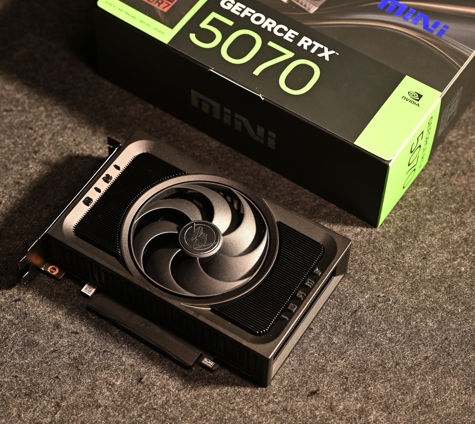 Colorful định nghĩa lại kh&aacute;i niệm "nhỏ nhưng c&oacute; v&otilde;" với phi&ecirc;n bản mini của d&ograve;ng card GeForce RTX 50- Ảnh 1.