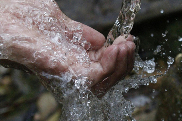 Ph&aacute;t hiện nguồn nước cổ xưa nhất Tr&aacute;i đất, nh&agrave; khoa học uống thử v&agrave; điều bất ngờ đ&atilde; xảy ra- Ảnh 1.