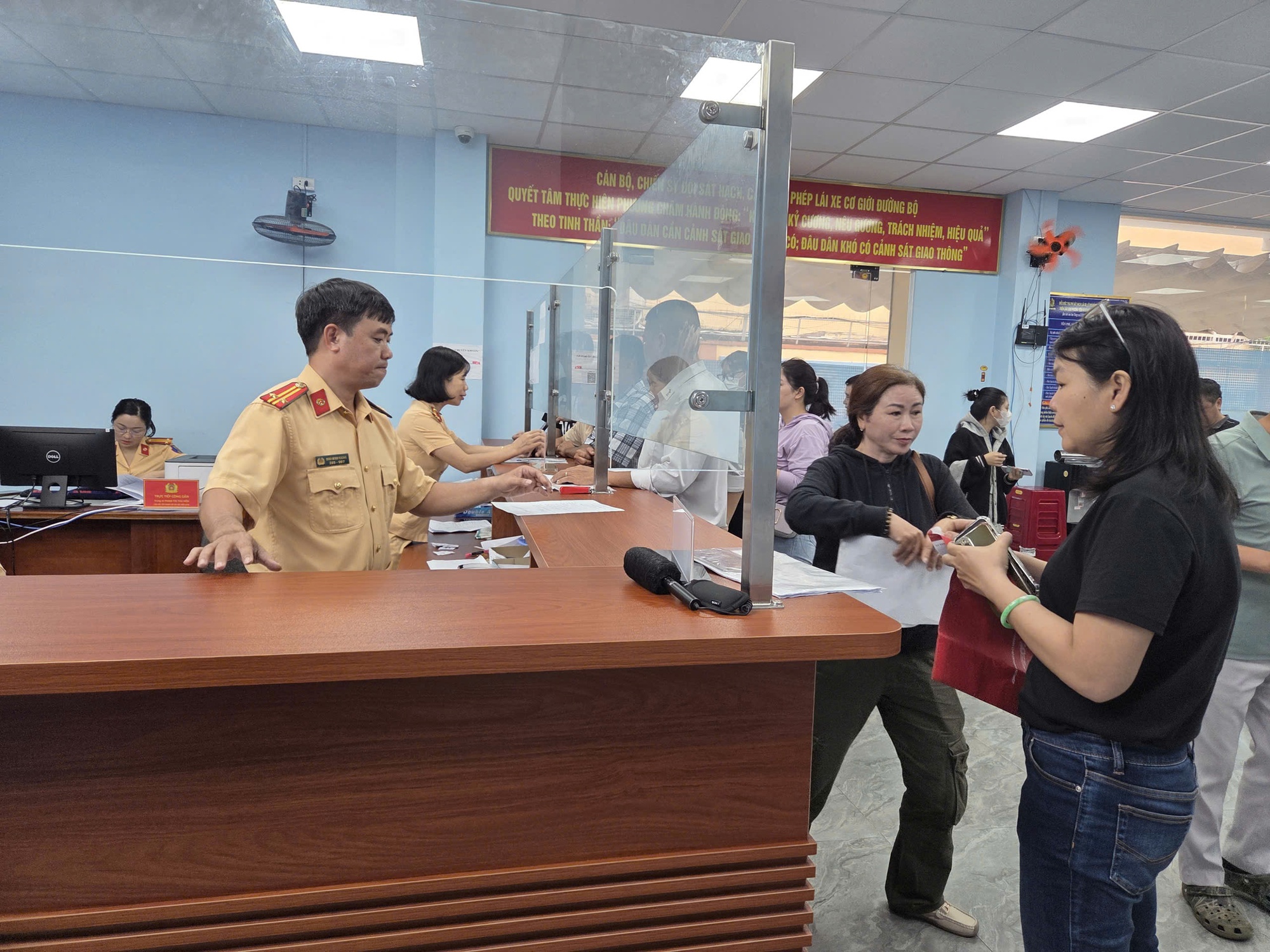 CSGT TPHCM th&ocirc;ng tin ch&iacute;nh thức về lệ ph&iacute; đăng k&yacute;, cấp biển số xe - Ảnh 1.