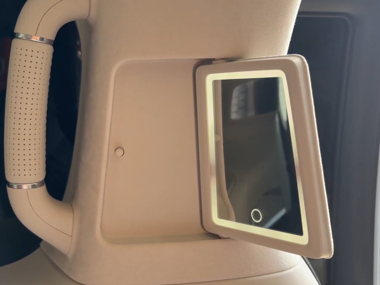 Thử làm ‘Chủ tịch’ trên ghế Zeekr 009 sắp về Việt Nam: Có chi tiết không ngờ tới!- Ảnh 9.