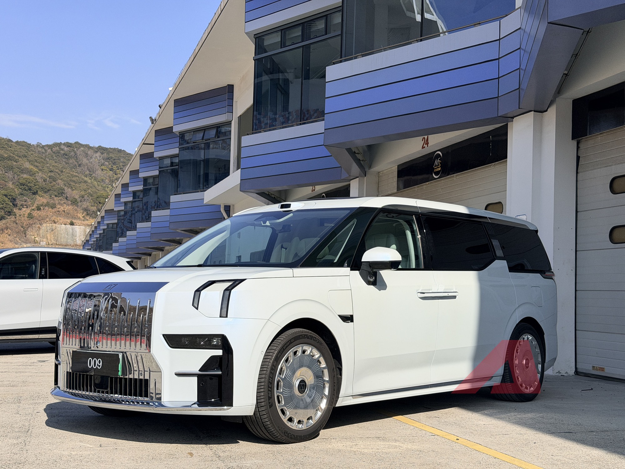 Thử làm ‘Chủ tịch’ trên ghế Zeekr 009 sắp về Việt Nam: Có chi tiết không ngờ tới!- Ảnh 3.