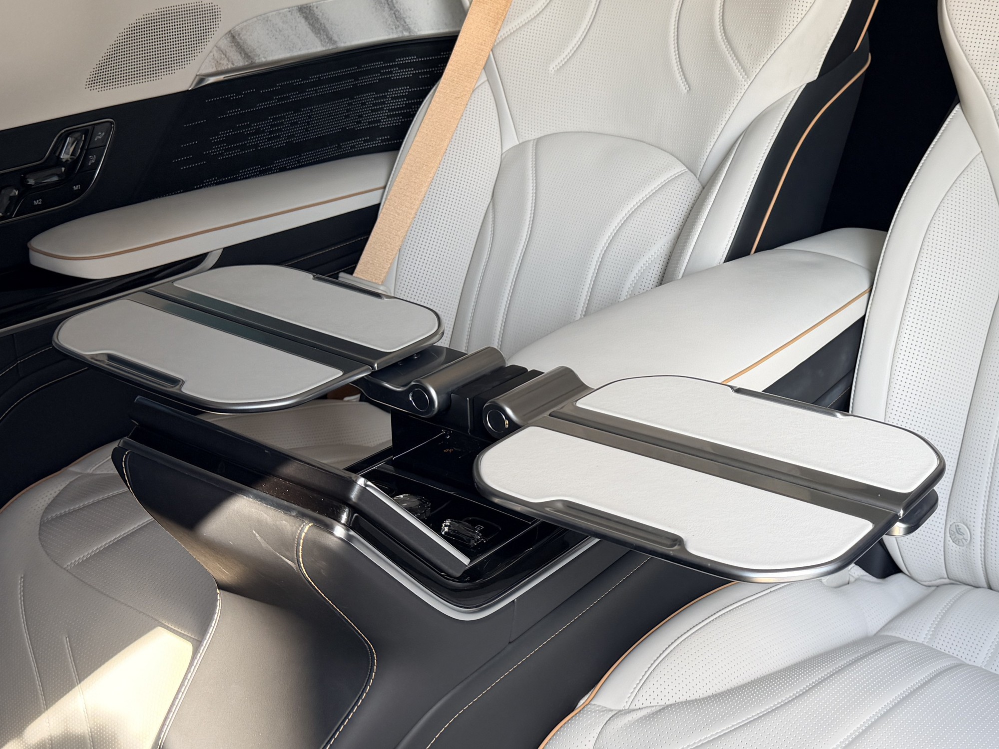 Thử làm ‘Chủ tịch’ trên ghế Zeekr 009 sắp về Việt Nam: Có chi tiết không ngờ tới!- Ảnh 6.