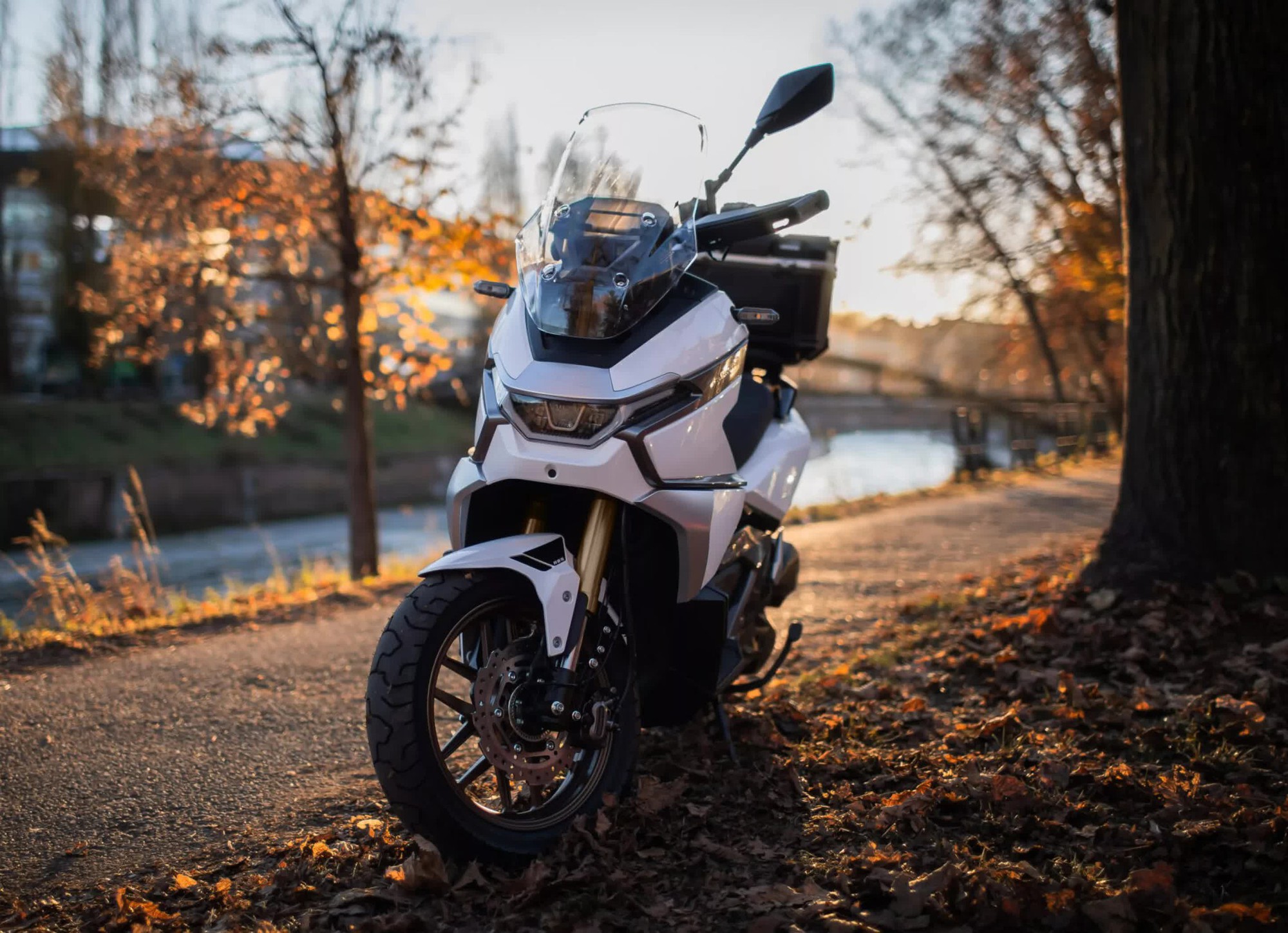 Nhẹ hơn đối thủ gần 40kg, mẫu xe tay ga 'độc lạ' n&agrave;y liệu c&oacute; l&agrave;m n&ecirc;n chuyện trước Honda v&agrave; Yamaha?- Ảnh 4.