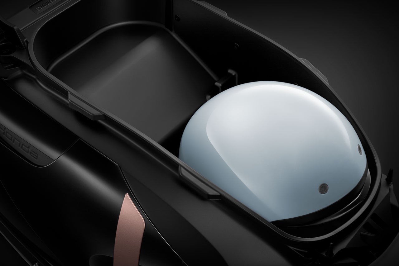 Honda bất ngờ tung xe m&aacute;y điện chạy 122km, sạc si&ecirc;u nhanh, pin LFP nhưng mức gi&aacute; g&acirc;y tranh c&atilde;i lớn- Ảnh 8.