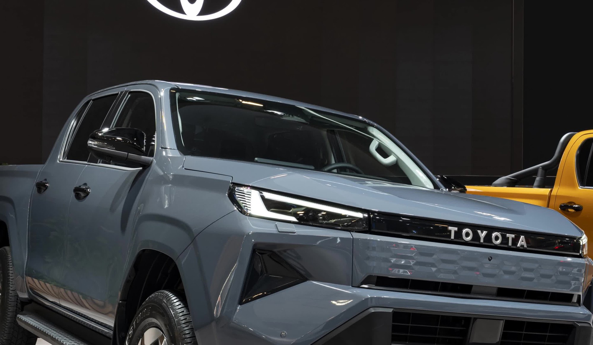 Toyota Hilux thế hệ 9 ra mắt: Huyền thoại "nồi đồng cối đ&aacute;" điện h&oacute;a c&ugrave;ng thiết kế mới g&acirc;y tranh c&atilde;i- Ảnh 7.