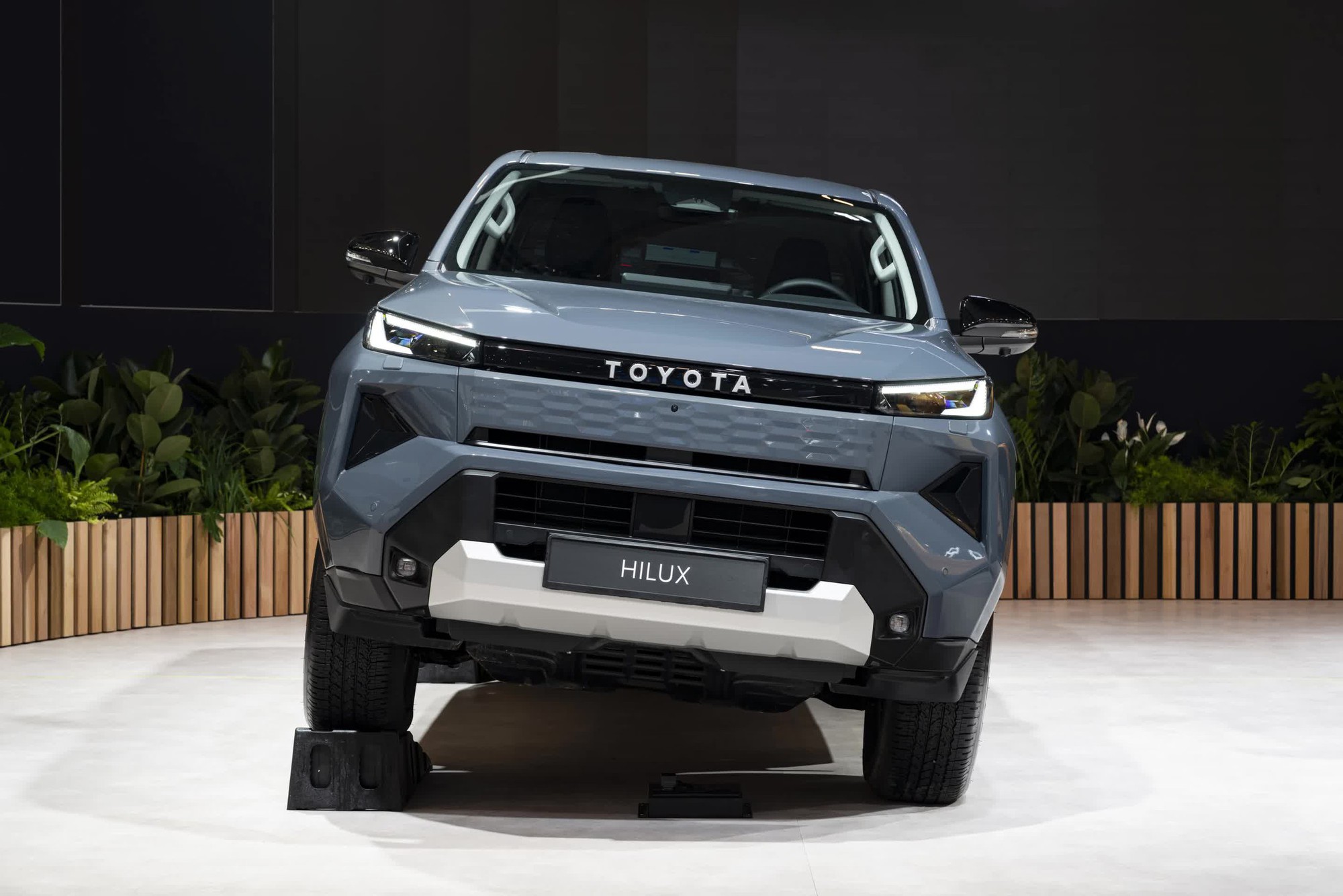 Toyota Hilux thế hệ 9 ra mắt: Huyền thoại "nồi đồng cối đ&aacute;" điện h&oacute;a c&ugrave;ng thiết kế mới g&acirc;y tranh c&atilde;i- Ảnh 4.