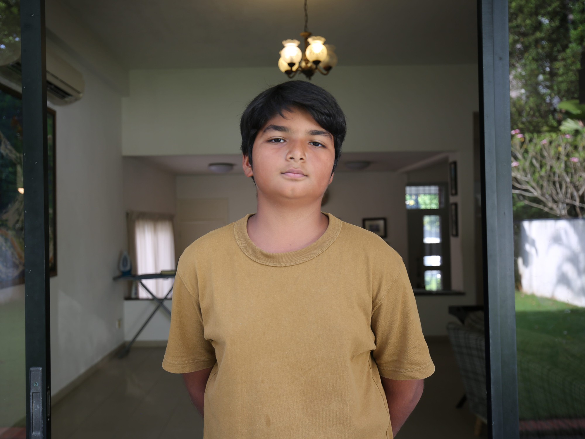 Người người vibe code, nh&agrave; nh&agrave; vibe code: Cậu b&eacute; 13 tuổi c&ugrave;ng chị g&aacute;i tuổi teen thức trắng 24 giờ thi hackathon AI tại Singapore nhờ vibe coding- Ảnh 1.