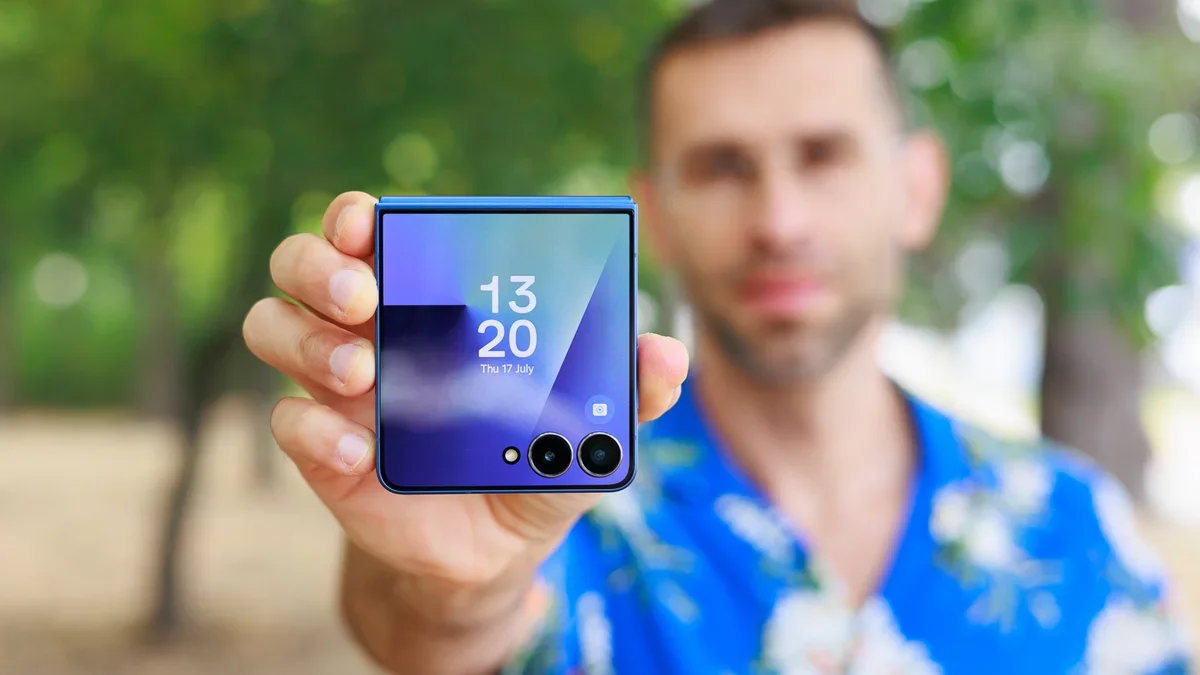 Tin đồn g&acirc;y sốc về Galaxy Z Flip 8 v&agrave; Z Fold 8: M&aacute;y gập Samsung sắp "nhẹ như l&ocirc;ng hồng"?- Ảnh 1.