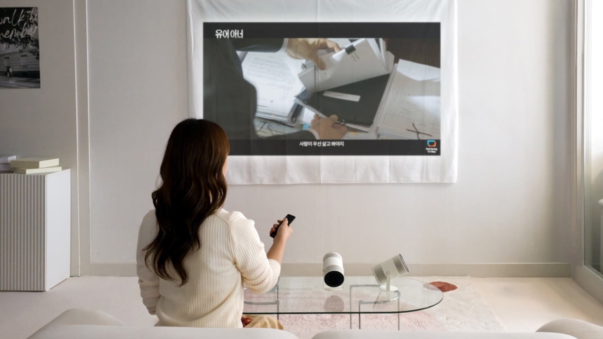 Samsung Ra Mắt Máy Chiếu Di Động Tích Hợp Ai, Độ Sáng Gấp Đôi Samsung The Freestyle Plus Portable Projector Cloth Surface Ces 2026 1767347652423 1767347654216404355998