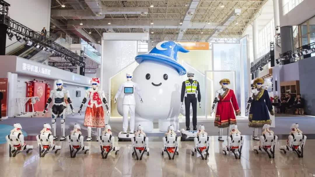 H&atilde;ng xe &ocirc; t&ocirc; Trung Quốc bất ngờ giới thiệu một loạt robot h&igrave;nh người từ cảnh s&aacute;t đến b&aacute;c sĩ m&aacute;y, c&oacute; thể n&oacute;i được 10 thứ tiếng!- Ảnh 1.