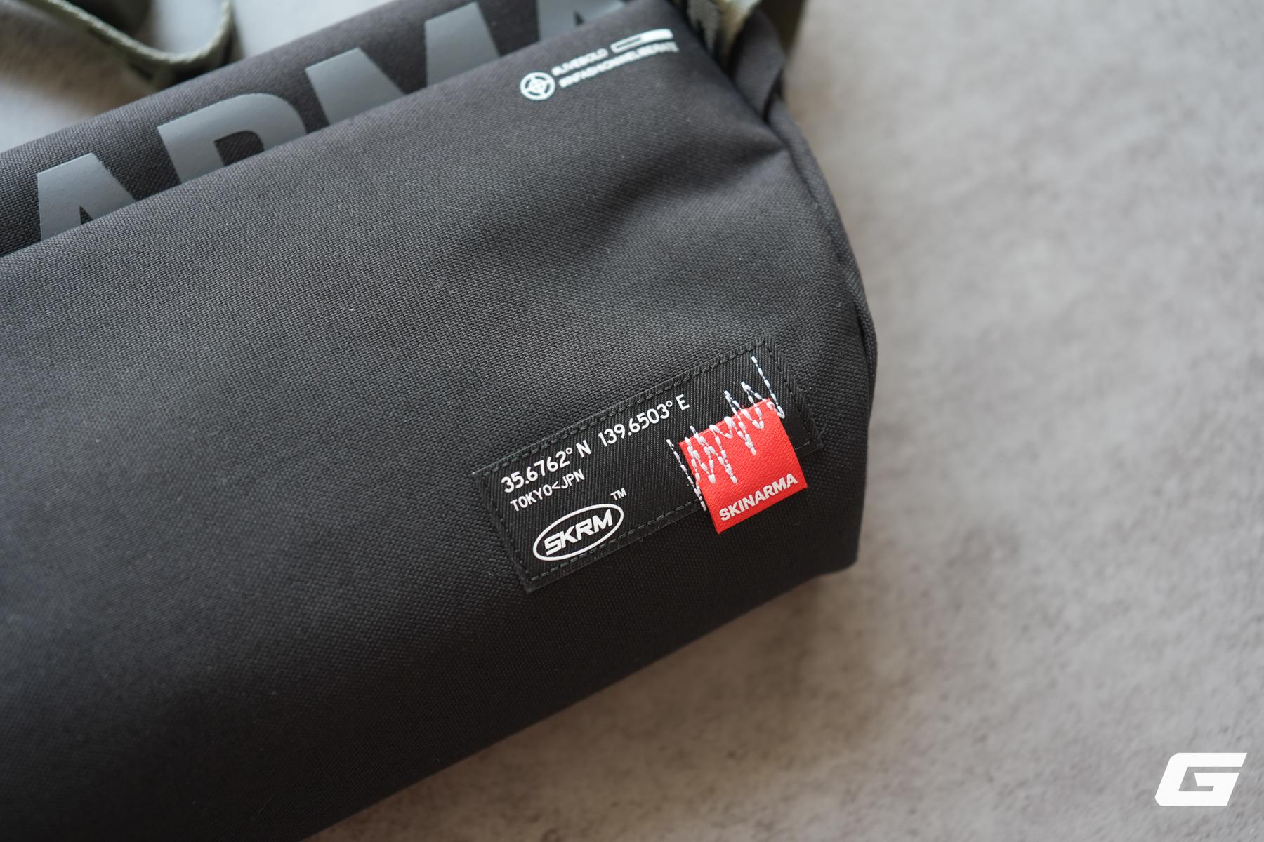 Tr&ecirc;n tay Skinarma Fardel: T&uacute;i đeo ch&eacute;o kh&aacute;ng nước bền bỉ, ngăn chứa th&ocirc;ng minh tối ưu cho người mang nhiều đồ c&ocirc;ng nghệ- Ảnh 3.