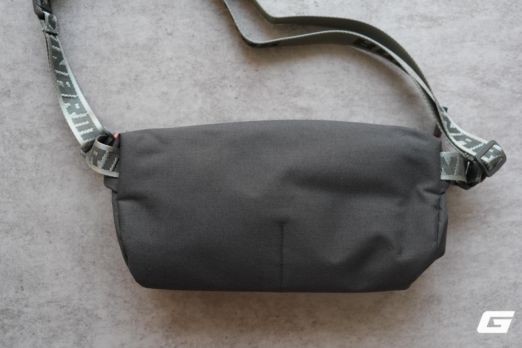 Tr&ecirc;n tay Skinarma Fardel: T&uacute;i đeo ch&eacute;o kh&aacute;ng nước bền bỉ, ngăn chứa th&ocirc;ng minh tối ưu cho người mang nhiều đồ c&ocirc;ng nghệ- Ảnh 4.