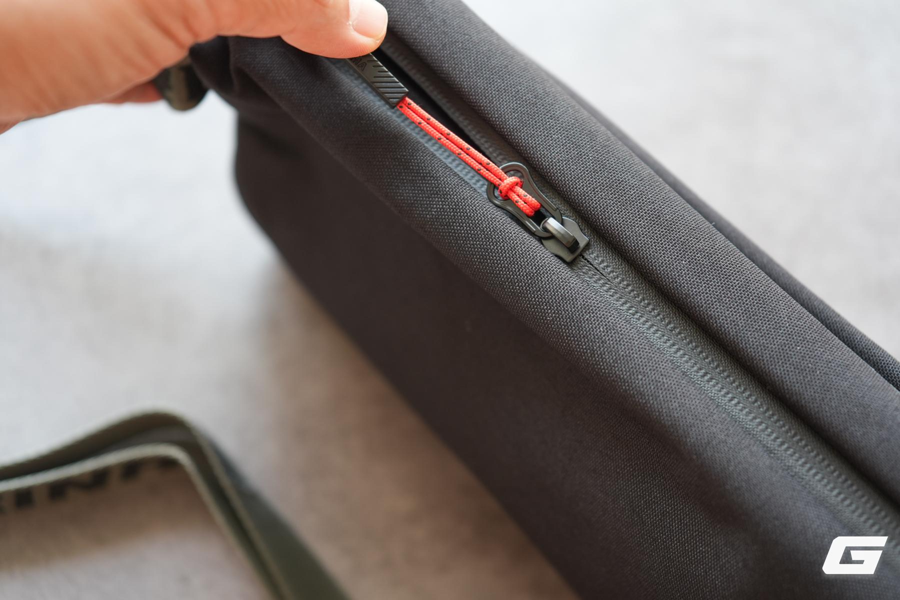 Tr&ecirc;n tay Skinarma Fardel: T&uacute;i đeo ch&eacute;o kh&aacute;ng nước bền bỉ, ngăn chứa th&ocirc;ng minh tối ưu cho người mang nhiều đồ c&ocirc;ng nghệ- Ảnh 6.