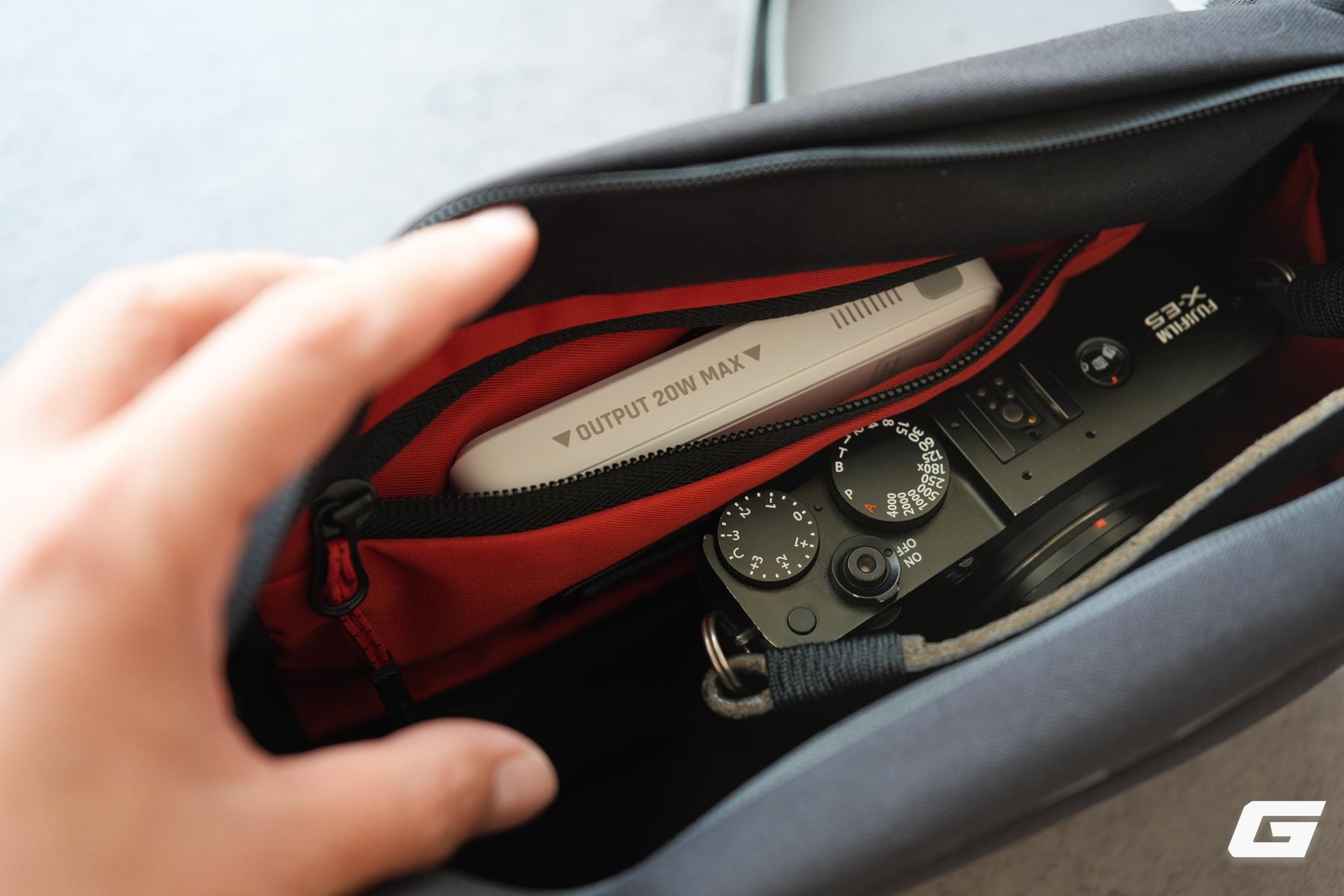 Tr&ecirc;n tay Skinarma Fardel: T&uacute;i đeo ch&eacute;o kh&aacute;ng nước bền bỉ, ngăn chứa th&ocirc;ng minh tối ưu cho người mang nhiều đồ c&ocirc;ng nghệ- Ảnh 9.