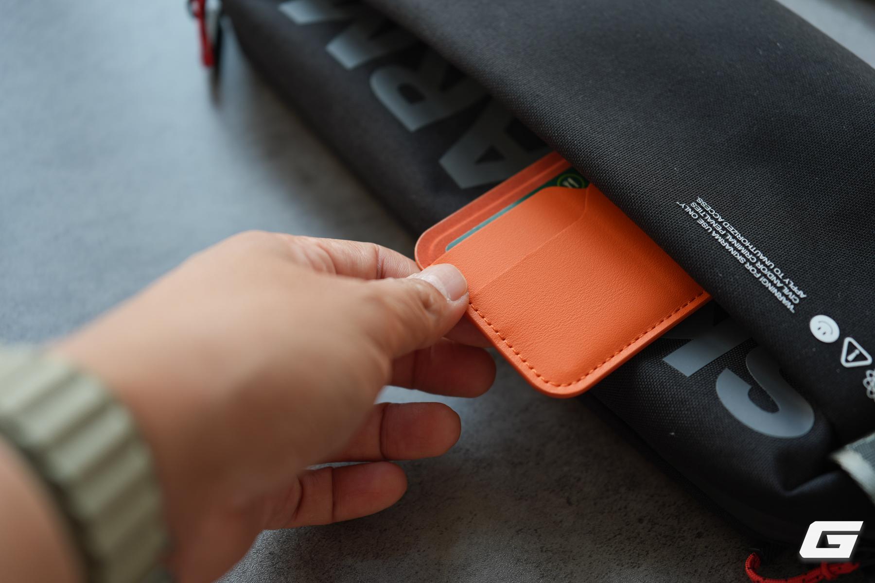 Tr&ecirc;n tay Skinarma Fardel: T&uacute;i đeo ch&eacute;o kh&aacute;ng nước bền bỉ, ngăn chứa th&ocirc;ng minh tối ưu cho người mang nhiều đồ c&ocirc;ng nghệ- Ảnh 10.